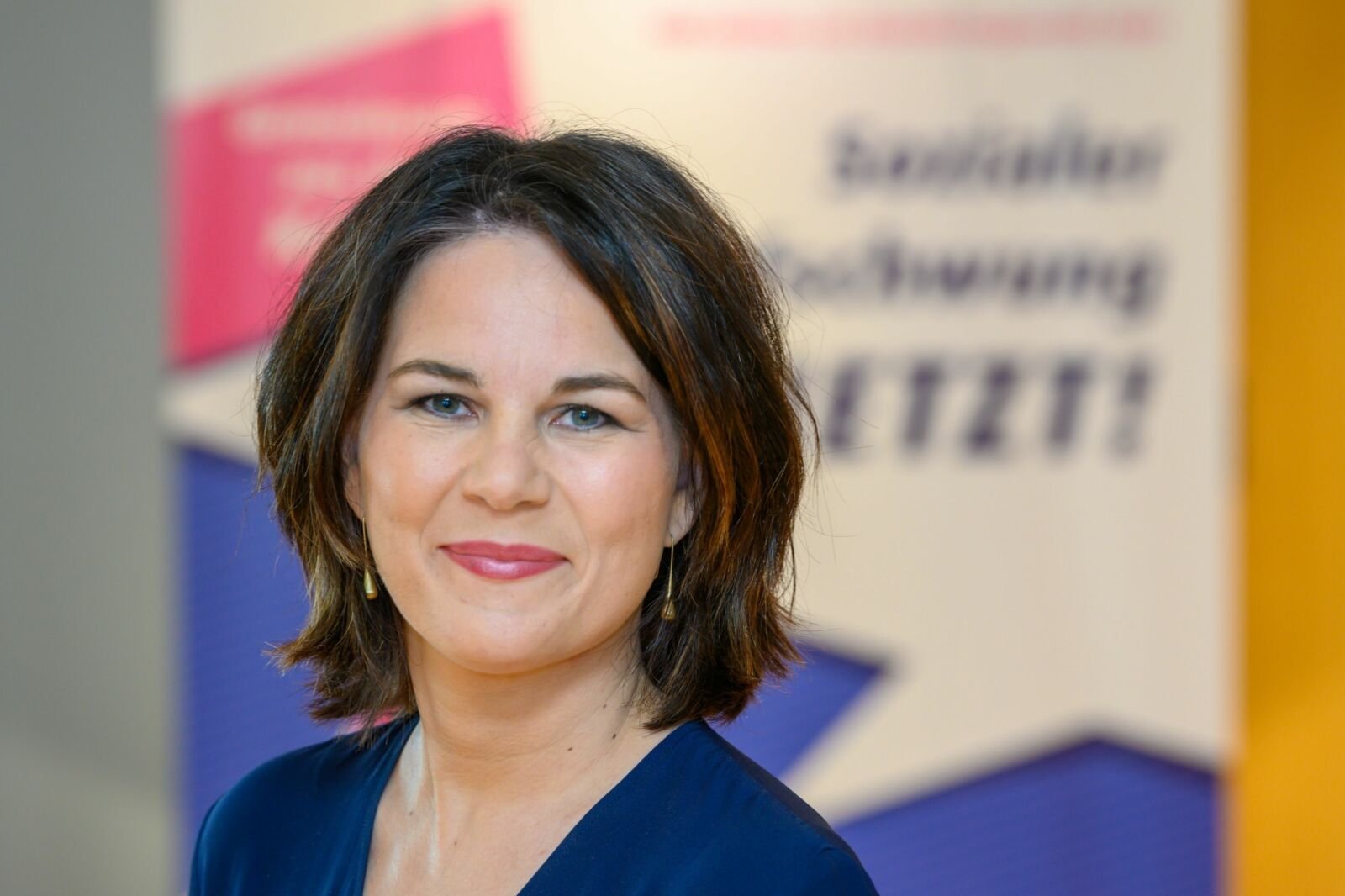 Annalena Baerbock Das Portraitfoto zeigt Annalena Baerbock vor dem Hintergrund der VdK-Kampagne "Sozialer Aufschwung jetzt!"
