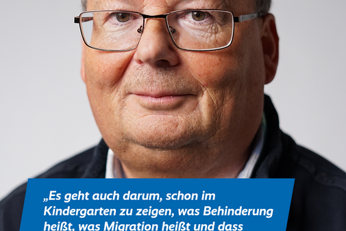 Das Plakatmotiv zeigt am oberen Rand das Logo der Aktion "Alles geht zusammen" und das VdK-Logo, darunter ein großes Portraitfoto von Jens Hitschke und das Zitat „Es geht darum, schon im Kindergarten zu zeigen: Was heißt Behinderung, was heißt Migration – damit Kinder früh lernen, damit umzugehen.“