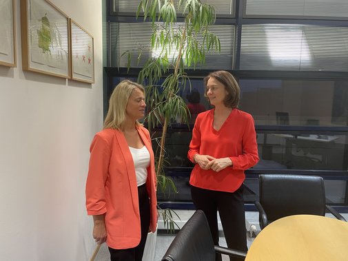 Verena Bentele und Katarina Barley Verena Bentele und Katarina Barley stehen im Büro der Abgeordneten nebeneinander und unterhalten sich.