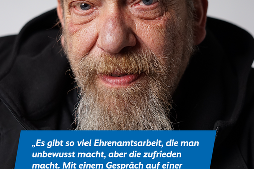 Das Plakatmotiv zeigt am oberen Rand das Logo der Aktion "Alles geht zusammen" und das VdK-Logo, darunter ein großes Portraitfoto von Detlev Bonnekoh und das Zitat „Es gibt so viel Ehrenamtsarbeit, die man unbewusst macht, aber die zufrieden macht. Mit einem Gespräch auf einer Parkbank kann ich Einsamkeit nehmen.“