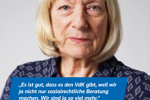 Das Plakatmotiv zeigt am oberen Rand das Logo der Aktion "Alles geht zusammen" und das VdK-Logo, darunter ein großes Portraitfoto von Rosi Kluth-Münch und das Zitat „Es ist gut, dass es den VdK gibt, weil wir ja nicht nur sozialrechtliche Beratung machen. Wir sind ja so viel mehr.“