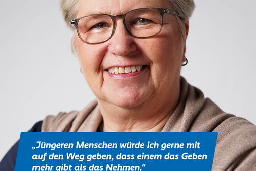 Das Plakatmotiv zeigt am oberen Rand das Logo der Aktion "Alles geht zusammen" und das VdK-Logo, darunter ein großes Portraitfoto von Birgit Ohlhoff und das Zitat „Jüngeren Menschen würde ich gerne mit auf den Weg geben, dass einem das Geben mehr gibt als das Nehmen.“