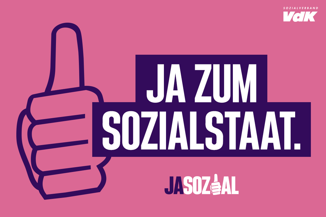 Motiv der VdK-Aktion Jasozial: Grafik in rosa und lila. Zu sehen ist eine Hand, die das "Daumen hoch"-Zeichen macht, und der Schriftzug "Ja zum Sozialstaat"