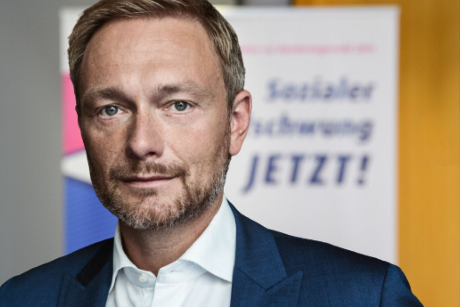Christian Lindner Das Portraitfoto zeigt Christian Lindner vor dem Hintergrund der VdK-Kampagne "Sozialer Aufschwung jetzt!"