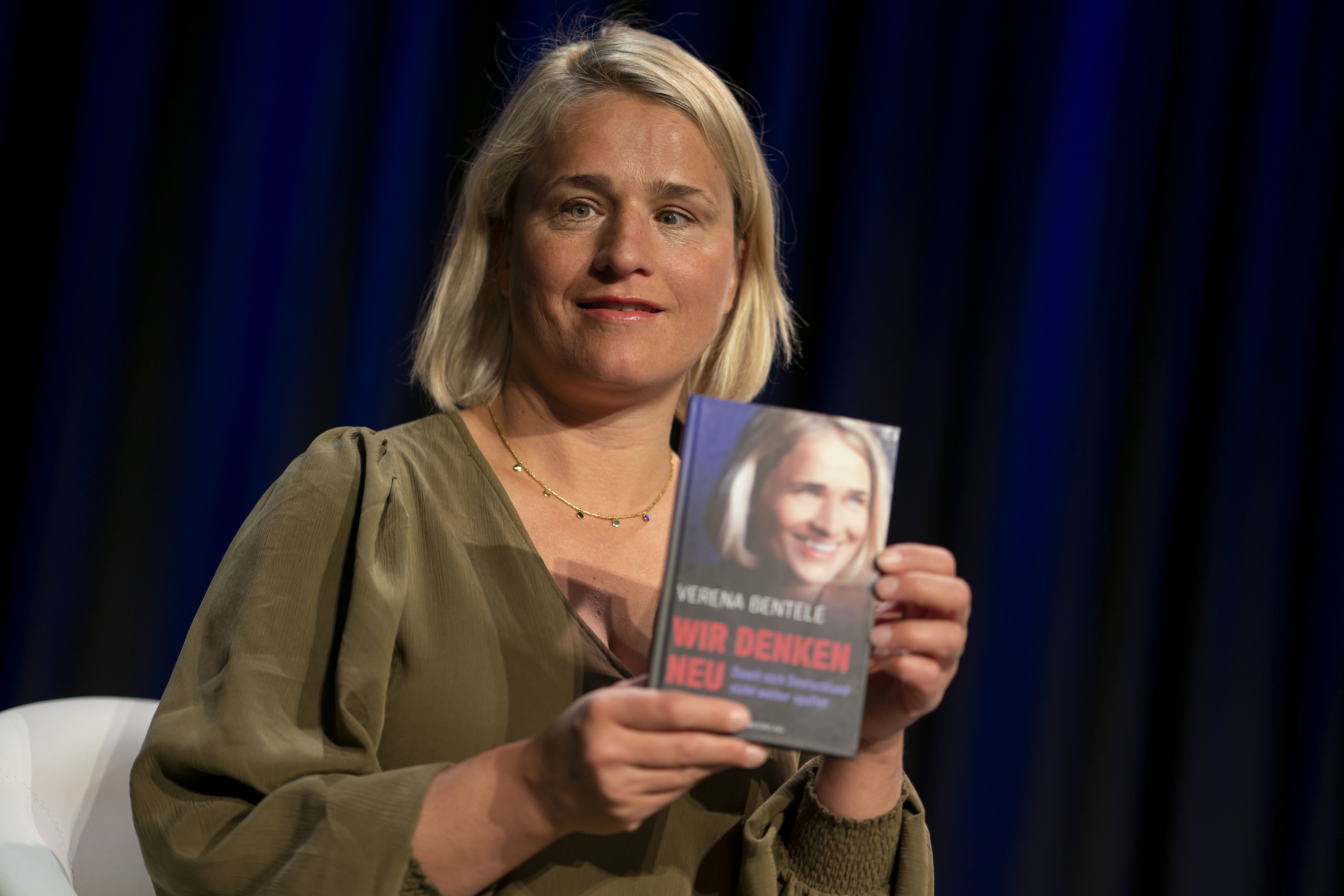 Verena Bentele Verena Bentele hält ihr Buch "Wir denken neu" in die Kamera.