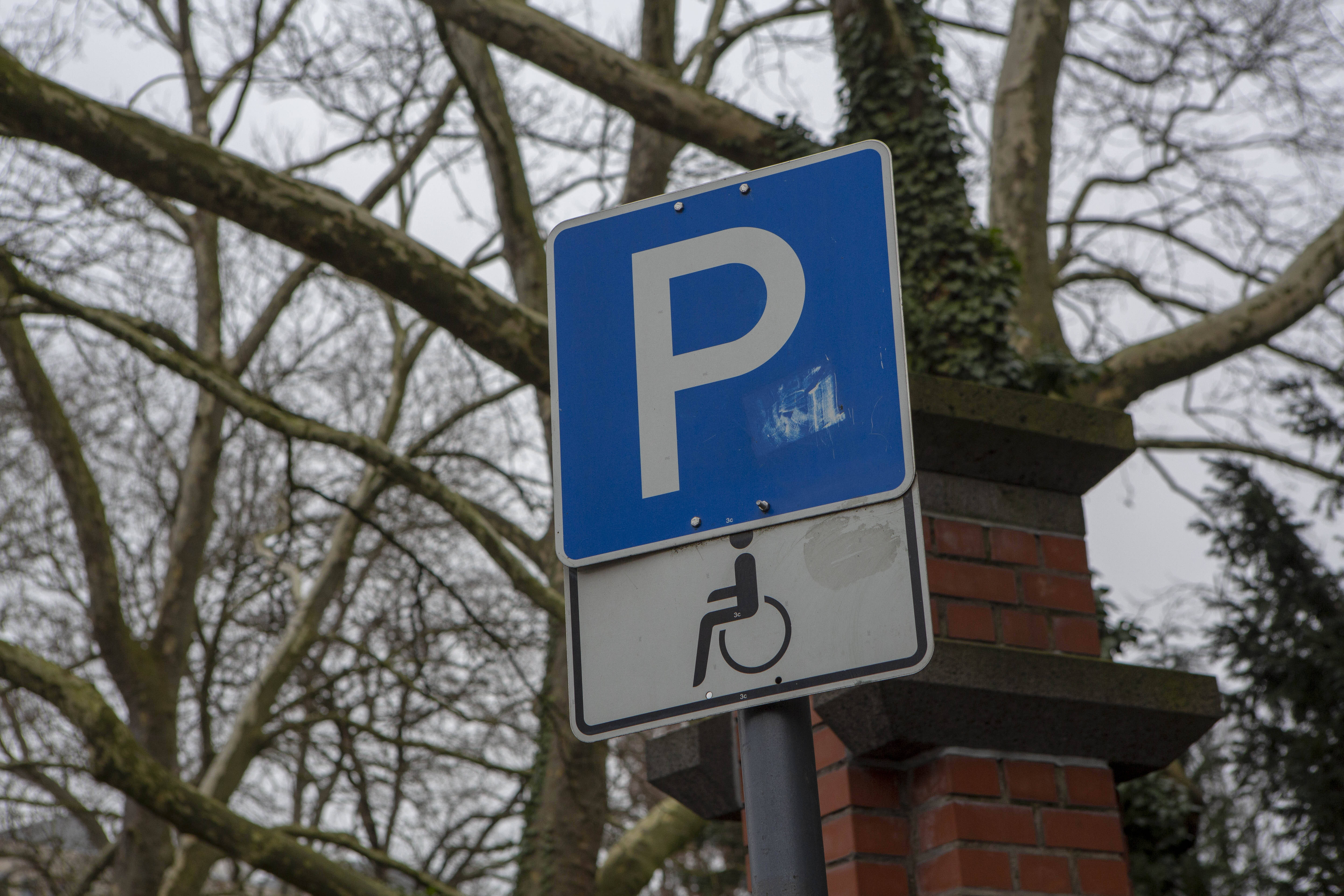 Behindertenparkplatz Ein Schild, das einen Behindertenparkplatz ausweist.