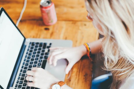 Eine junge Frau am Laptop