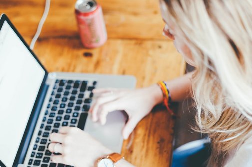 Eine junge Frau am Laptop