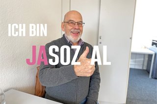 Rolf Münch mit Daumen hoch und dem Schriftzug "Ich bin jasozial!"