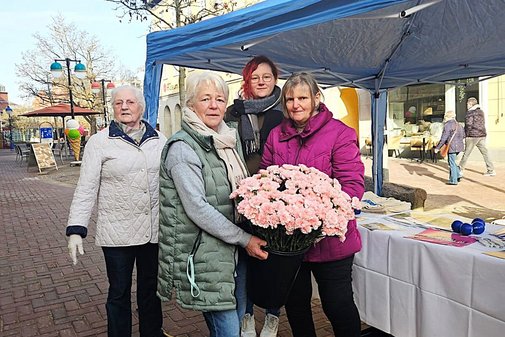 Gruppenfoto der Ehrenamtlerinnen mit Blumen