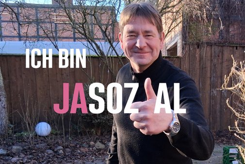 Thomas Flügge mit Daumen hoch und dem Schriftzug "Ich bin jasozial!"