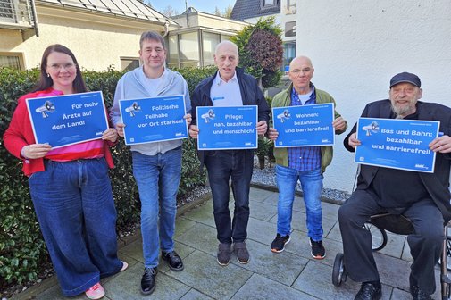 F&uuml;nf VdKlerinnen und VdKler halten Plakate mit Forderungen hoch