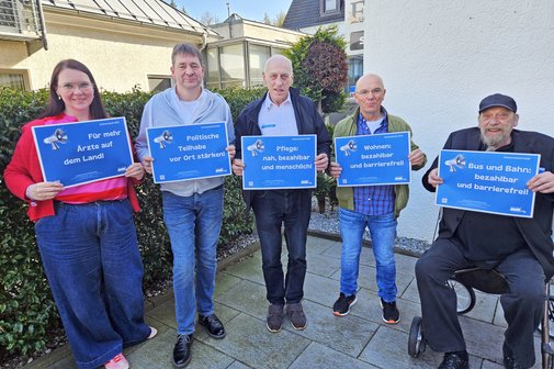 F&uuml;nf VdKlerinnen und VdKler halten Plakate mit Forderungen hoch