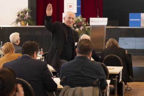J&ouml;rg Bade steht in den Reihen und winkt zum Dank