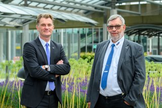 Holger Grond und Friedrich Stubbe vor grünen Pflanzen