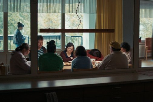 Einige Bewohner am Tisch