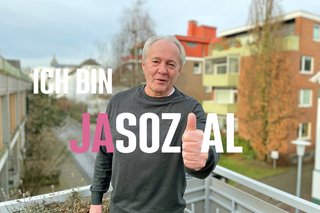 Holger Beyer mit Daumen hoch und dem Schriftzug "Ich bin jasozial!"