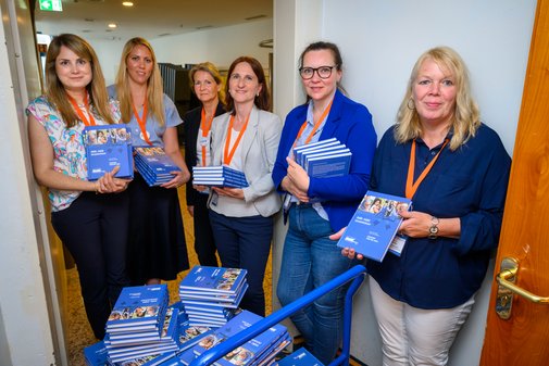 Sechs Kolleginnen mit den Chroniken kurz vor dem Verteilen der Bücher