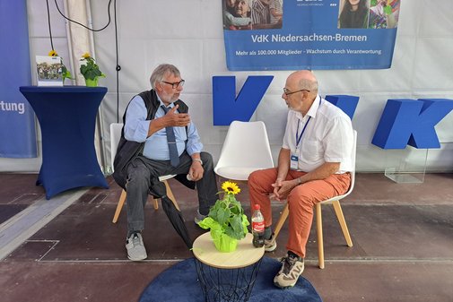 Die beiden Männer im Gespräch auf Stühlen