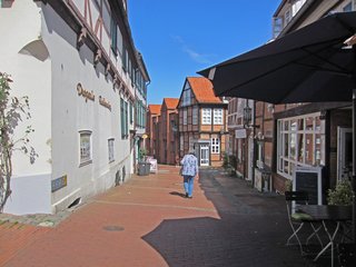 Eine Gasse mit rotem Pflaster und historischen Häusern