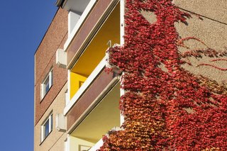 Zwei Balkone von Mietswohnungen im Wohnblock