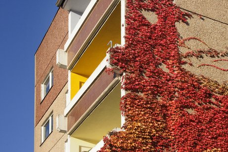 Zwei Balkone von Mietswohnungen im Wohnblock