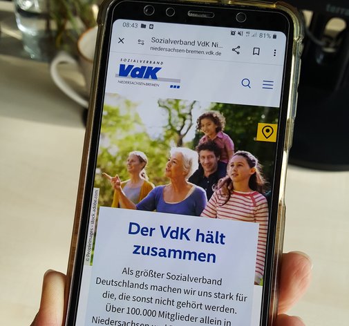 Ein Smartphone mit der Startseite des VdK