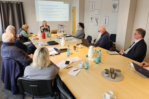 Die Ausschussmitglieder und Melanie Pfilip am Tisch