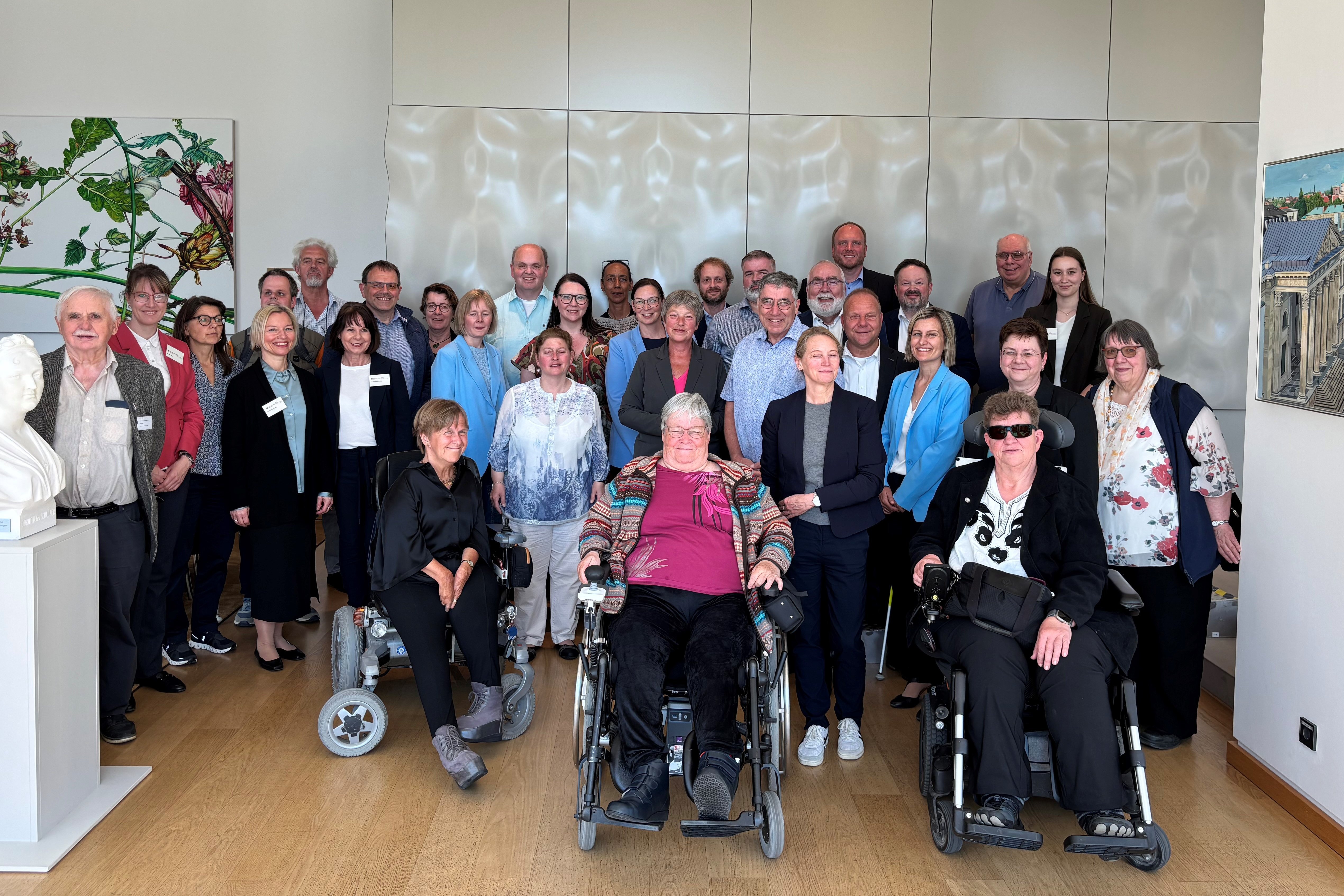 Gruppenbild der Mitglieder mit Hanna Naber