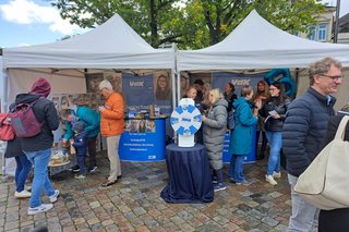 Der Infostand mit Ehrenamtlichen und Besuchern in Oldenburg