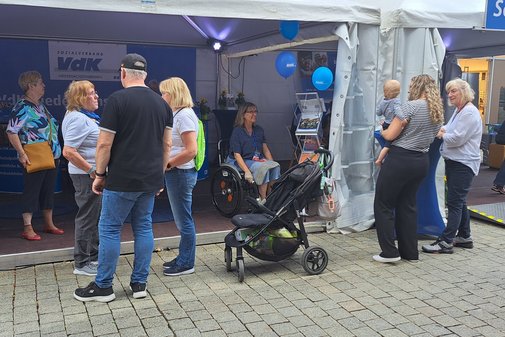 Vier Ehrenamtliche im Gerspräch mit Besuchern