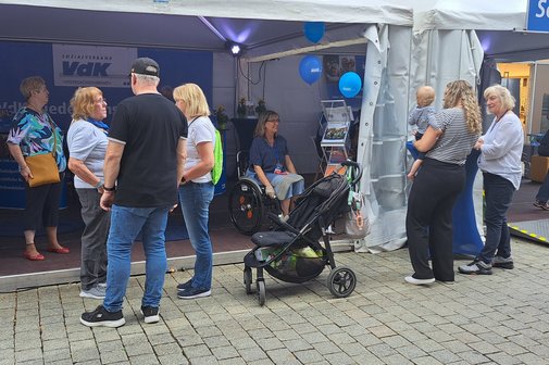 Vier Ehrenamtliche im Gerspr&auml;ch mit Besuchern