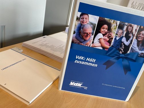 Ein blauer VdK-Ordner und Unterlagen