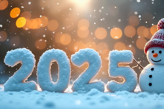 Die Zahl 2025 aus Schnee und ein kleiner Schneemann