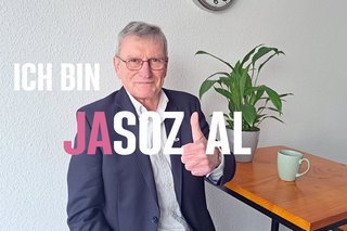 Hartmut Erdmann mit Daumen hoch und dem Schriftzug "Ich bin jasozial!"