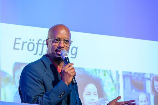 Yared Dibaba begrüßt die Teilnehmer