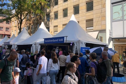 Der Infostand und Besucher