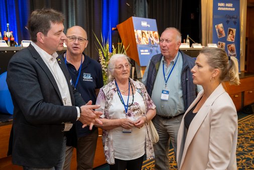 Ehrenamtliche im Gespräch mit Verena Bentele