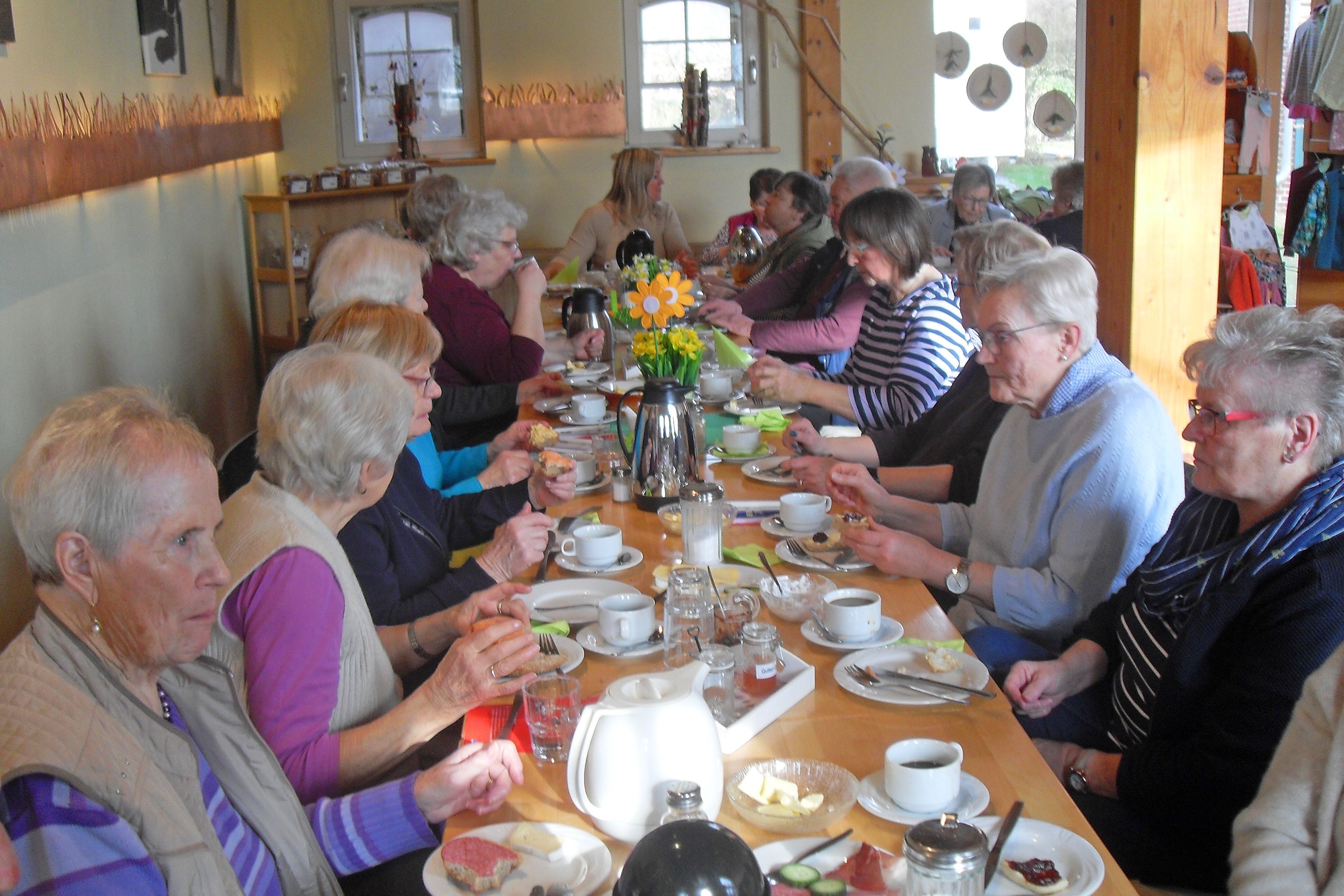 Die VdKlerinnen am Tisch