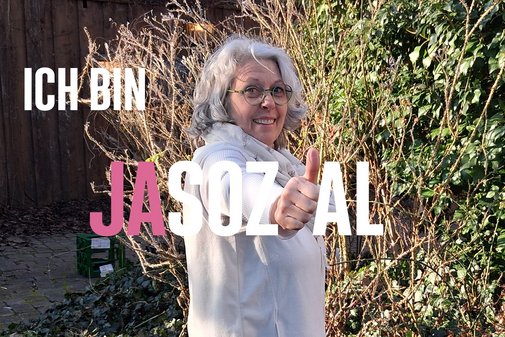 Eine VdKlerin mit Daumen hoch und dem Schriftzug "Ich bin jasozial!"