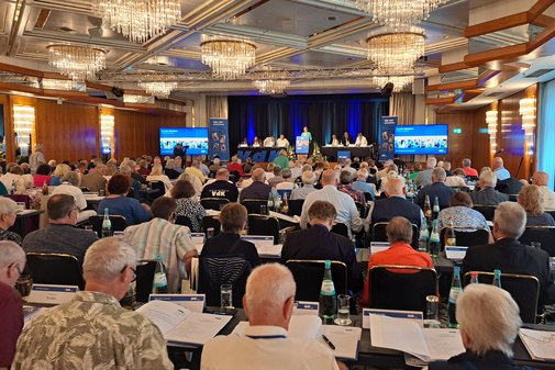 Vorstand und Delegierten im Saal