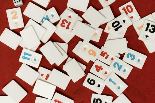 Spielsteine mit bunten Zahlen