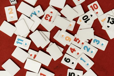 Spielsteine mit bunten Zahlen