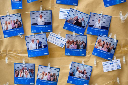 Fotos aus der Fotobox an einer Pinnwand
