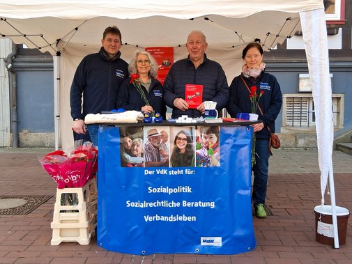 Gruppenfoto des Teams am Infostand