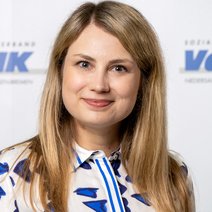 Michalea Kral lächelt, im Hintergrund ist das VdK-Logo