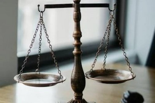 Eine Waage aus Metall als Symbol f&uuml;r Gerechtigkeit