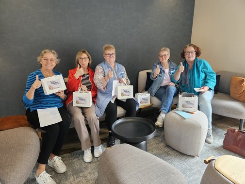 Fünf Frauen auf einem Sofa
