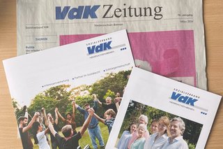 VdK-Broschüren und VdK-Zeitung auf einem Tisch