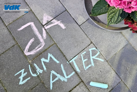 Die Worte "Ja zum Alter" mit Kreide gemalt